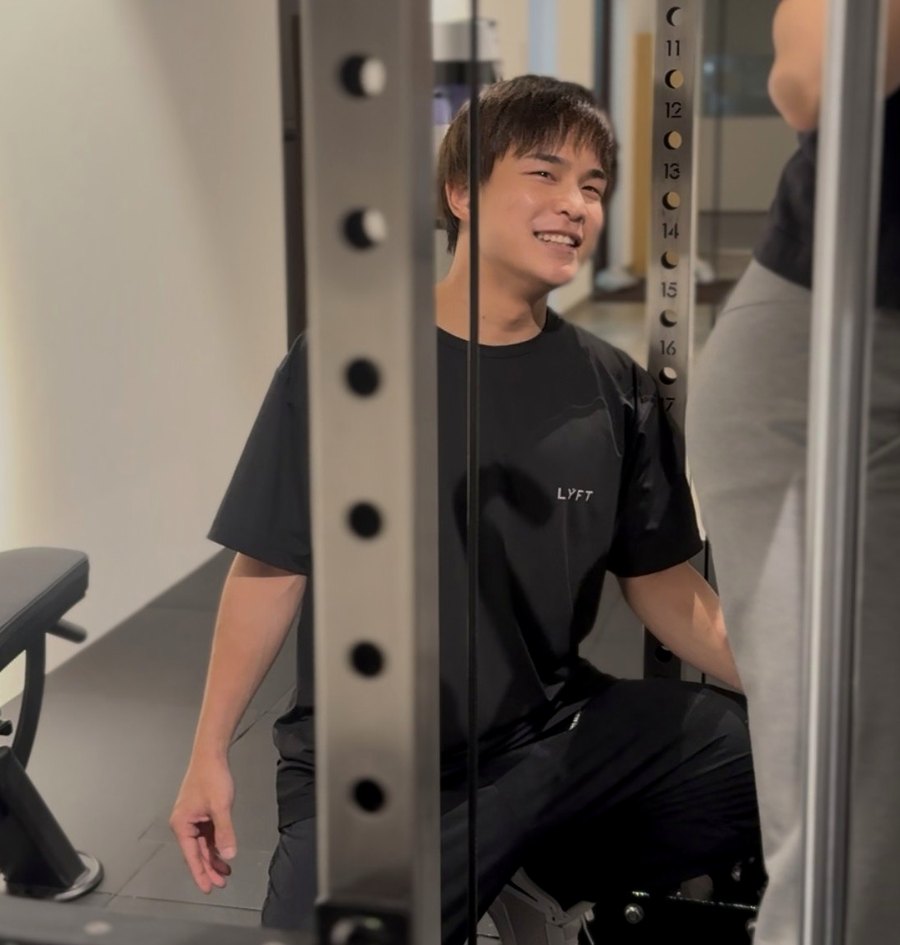 セッション中、利用者と会話しながら状態を見るTHE REV.代表トレーナー 服部真騎士